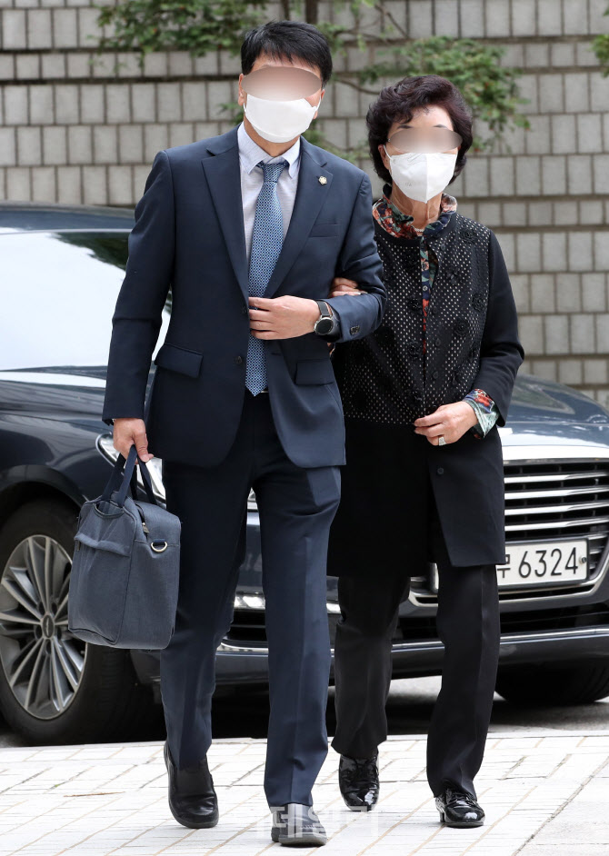 '요양급여 불법 수급' 석방 후 첫 재판 출석하는 윤석열 장모                                                                                                                               