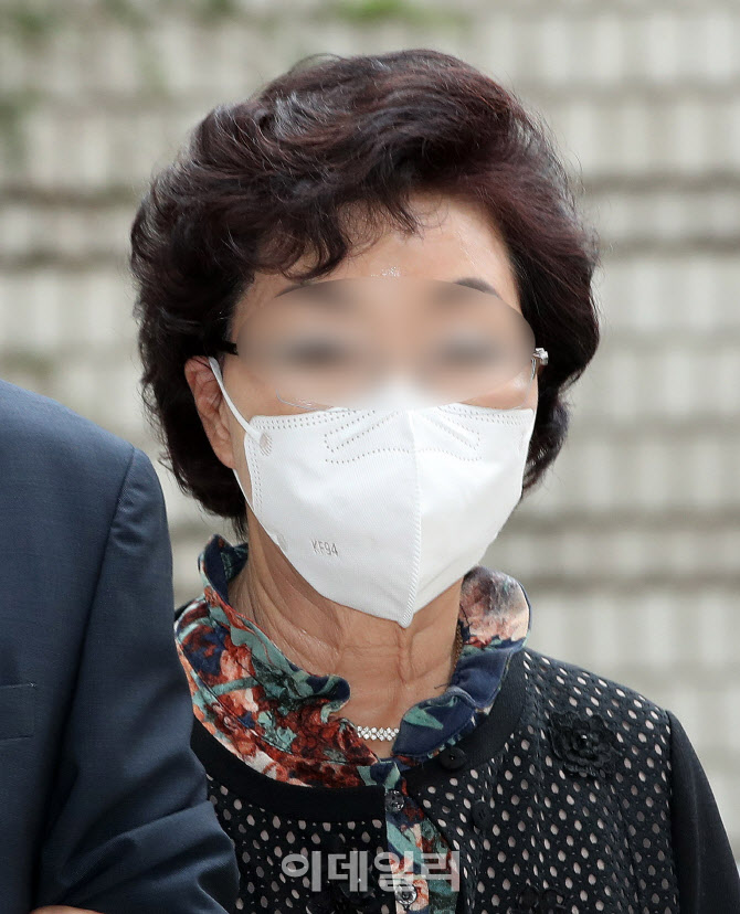 윤석열 최모씨, '요양급여 불법 수급' 석방 후 첫 재판 출석                                                                                                                                