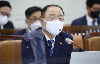 홍남기 "실수요자 영향 최소화 가계부채 대책 이달 중순 발표"