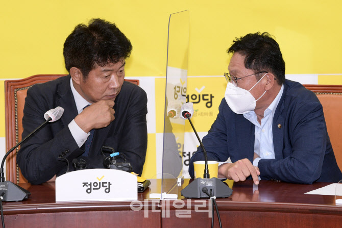 이야기 나누는 여영국-배진교                                                                                                                                                                       