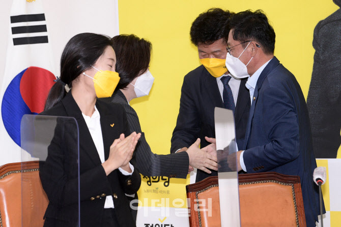 인사 나누는 심상정-여영국-배진교                                                                                                                                                                  