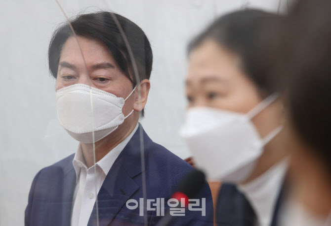 권은희 원내대표 발언 경청하는 안철수 대표                                                                                                                                                         