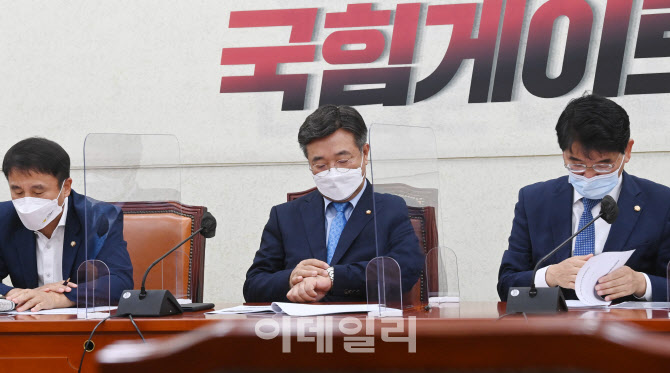 시계 보는 윤호중 원내대표                                                                                                                                                                         