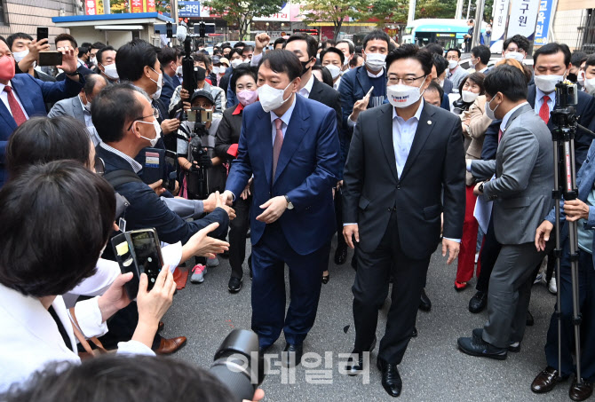 지지자들과 악수하는 윤석열 전 검찰총장                                                                                                                                                            