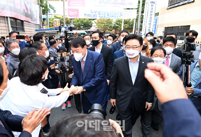 지지자들과 악수하는 윤석열                                                                                                                                                                        