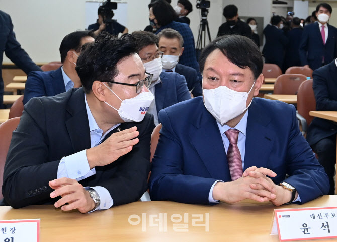 김성원 국민의힘 경기도당위원장과 이야기 나누는 윤석열 후보                                                                                                                                        