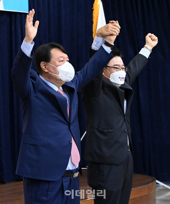 김성원 경기도당 위원장과 두 손 번쩍 든 윤석열                                                                                                                                                     