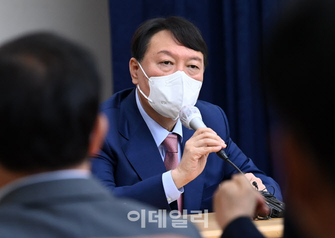 질의에 답하는 윤석열                                                                                                                                                                              