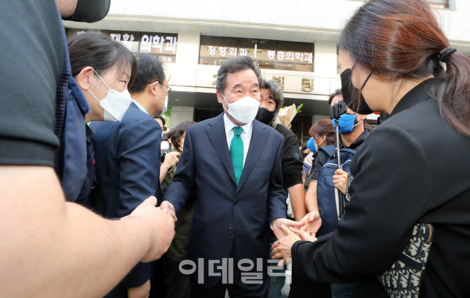 지지자들과 인사 나누는 이낙연                                                                                                                                                                     