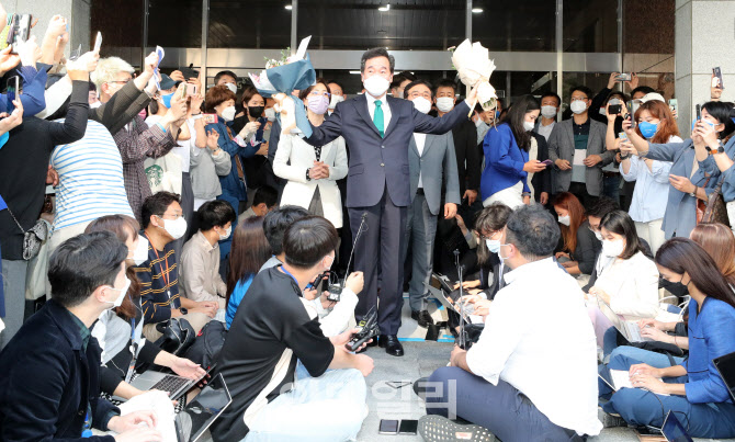 지지자들 응원 받으며 떠나는 이낙연 전 더불어민주당 대표                                                                                                                                           