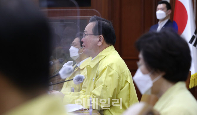 거리두기 조정방안 발표하는 김부겸 총리                                                                                                                                                            
