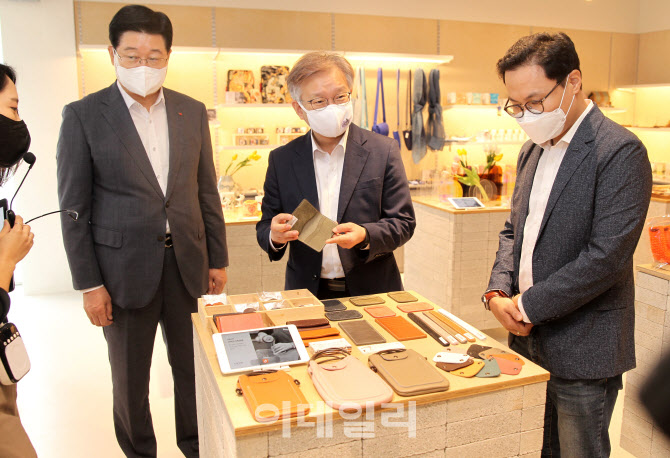  '소담상회' 둘러보는 권칠승 장관                                                                                                                                                        