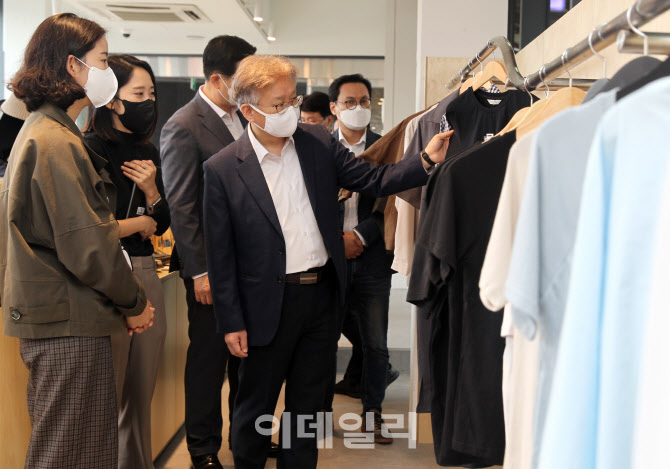  플래그십 스토어 '소담상회' 둘러보는 권칠승 장관                                                                                                                                        