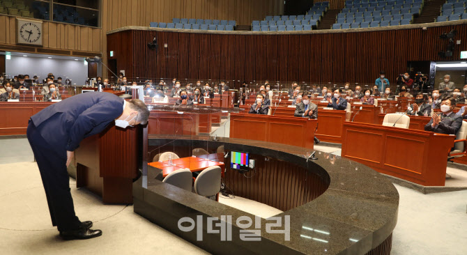민주당 의원들에게 인사하는 이재명 후보                                                                                                                                                            