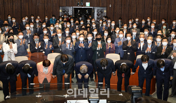 더불어민주당 의원총회, 인사하는 이재명 후보와 당지도부                                                                                                                                            