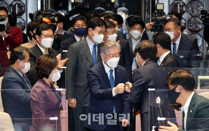 의원들의 축하를 받는 이재명 대선 후보                                                                                                                                                             