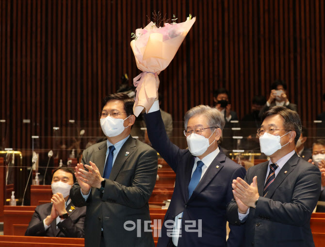 꽃을 받은 이재명 후보                                                                                                                                                                             