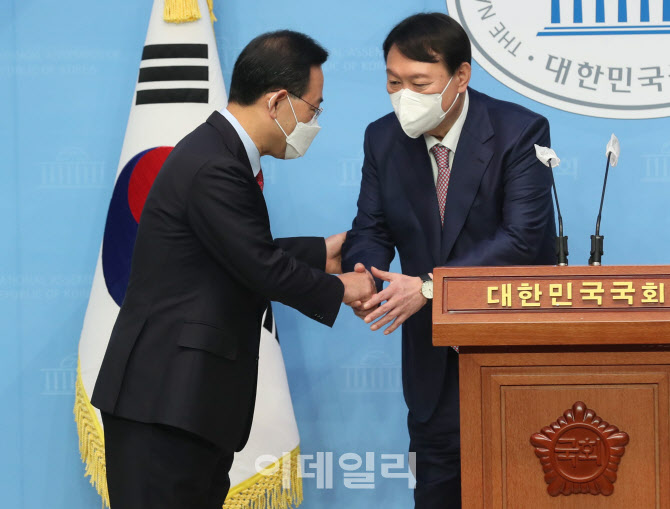 윤석열, '주호영 선대위원장으로 영입'                                                                                                                                                    