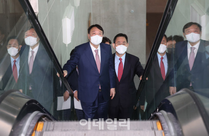 윤석열, '주호영 영입...천군만마 얻었다'                                                                                                                                                 