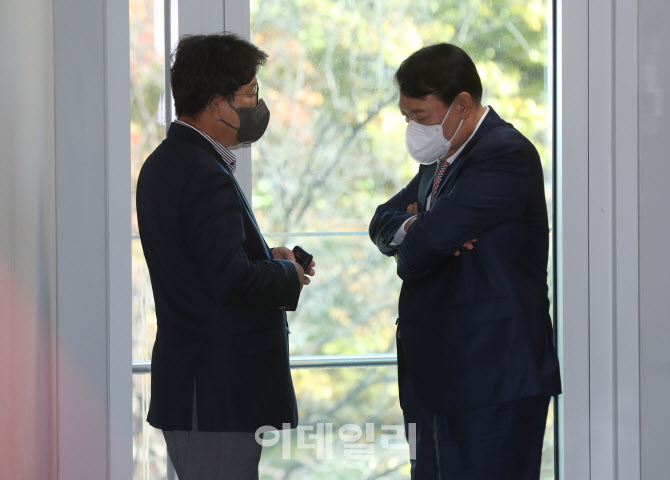 '심각하게 대화하는 윤석열-권성동'                                                                                                                                                       