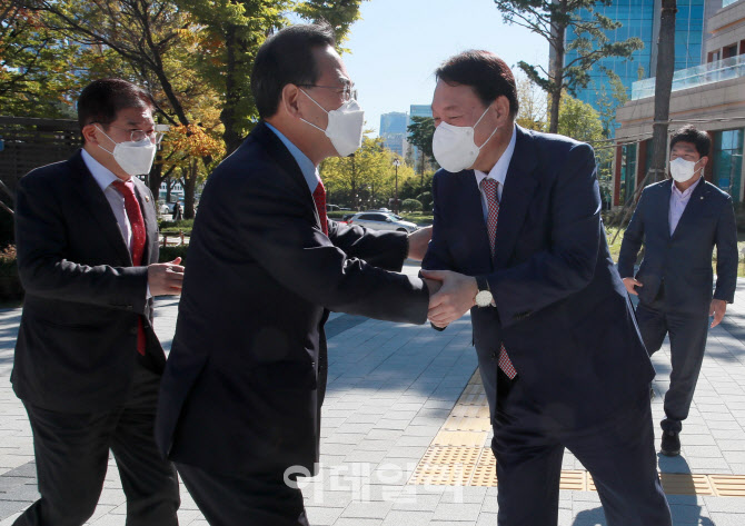 '악수하는 윤석열-주호영'                                                                                                                                                                