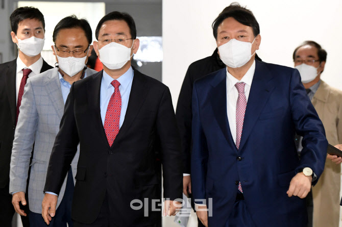 '함께 입장하는 윤석열-주호영'                                                                                                                                                           