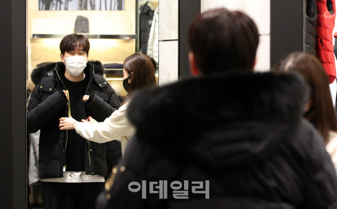 "쌀쌀해진 날씨에 겨울옷 찾는다"                                                                                                                                                         