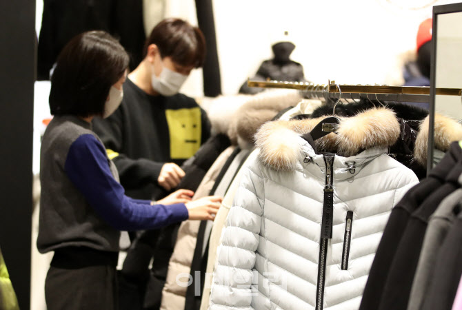 때아닌 한파에 여성 모피·프리미엄 패딩 '불티'                                                                                                                                           