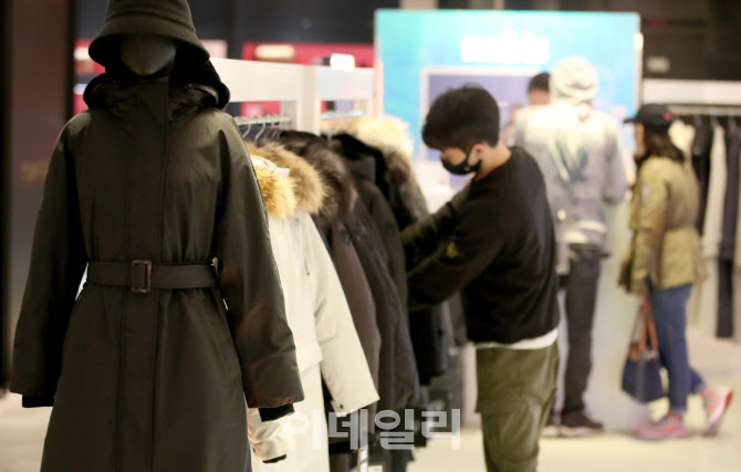 때아닌 한파에 패딩 '불티'                                                                                                                                                               