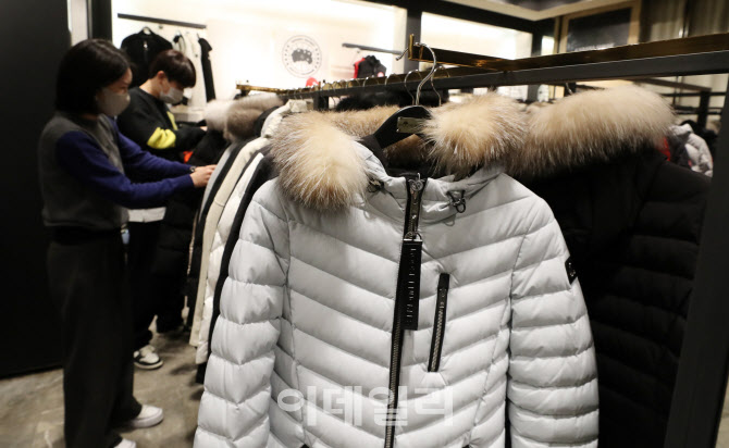 때 아닌 한파에 겨울옷 찾는 시민들                                                                                                                                                                 