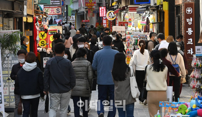 첫발 뗀 ‘위드 코로나’…수도권 사적모임·결혼식 인원제한 완화                                                                                                                                    