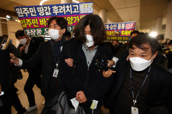 ‘대장동 핵심’ 남욱 귀국 즉시 인천공항서 체포…‘몸통’ 입 열까