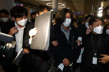'대장동 키맨' 남욱 공항서 체포···檢. 구속영장 방침