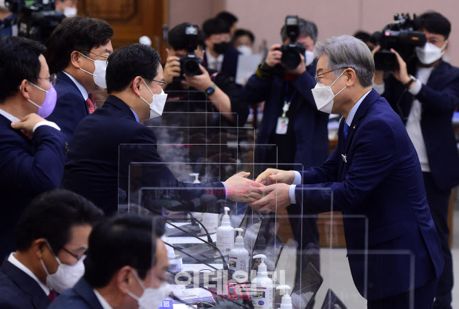 국정감사, '국민의힘 의원들과 인사하는 이재명'                                                                                                                                           