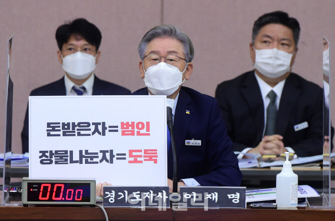 '돈받은자=범인, 장물나눈자=도둑'                                                                                                                                                        