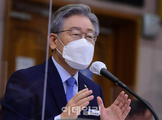 이재명, '측근 비리 나오면 사퇴? 윤석열이 먼저 답해야'                                                                                                                                   