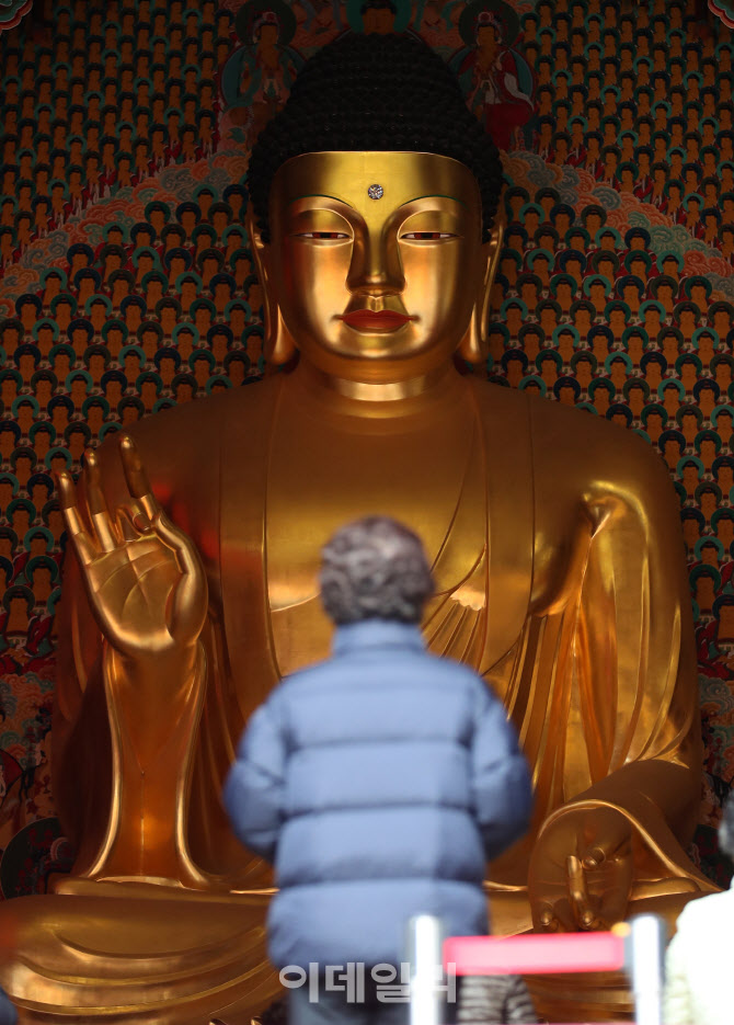 '부처님 앞에서 간절한 마음으로'                                                                                                                                                         