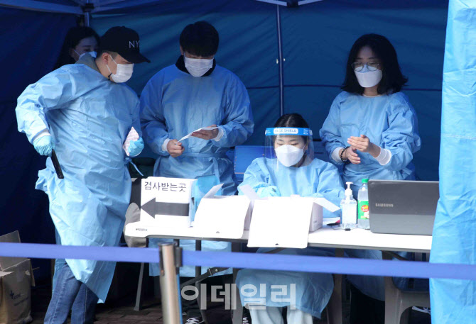  검사준비하는 의료진들                                                                                                                                                                            