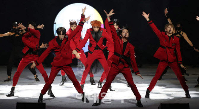 킹덤, 화려한 무대                                                                                                                                                                                 