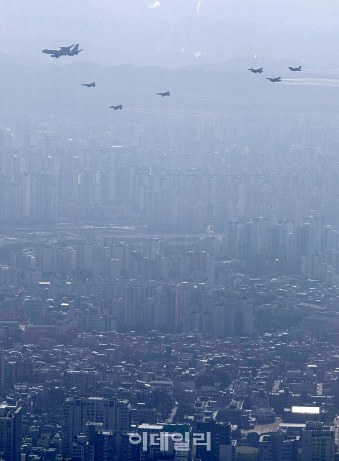 저고도 비행하는 FE-737 조기경보기와 KF-16, FA-50 전투기 편대                                                                                                                                      