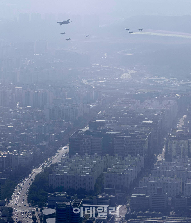 도심위 비행하는 FE-737 조기경보기와 KF-16, FA-50 전투기 편대                                                                                                                                      