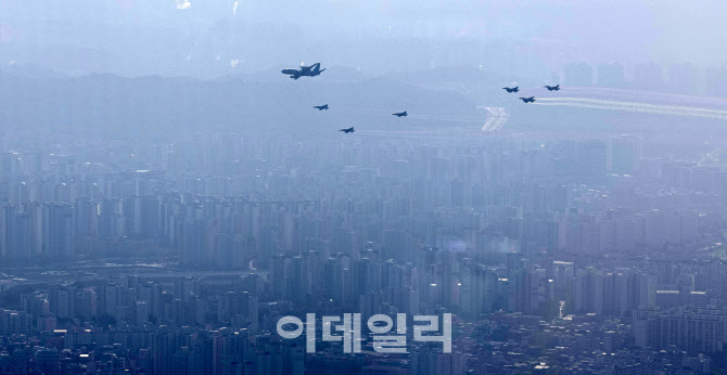 서울상공위 저고도 비행하는 FE-737 조기경보기와 KF-16, FA-50 전투기 편대                                                                                                                           