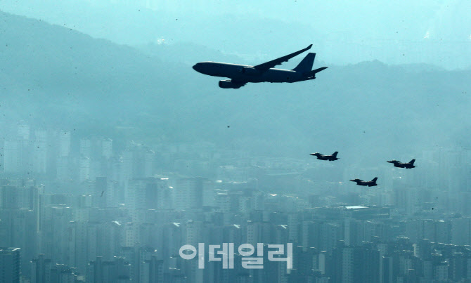 도심위에 나타난 공중급유기                                                                                                                                                                        