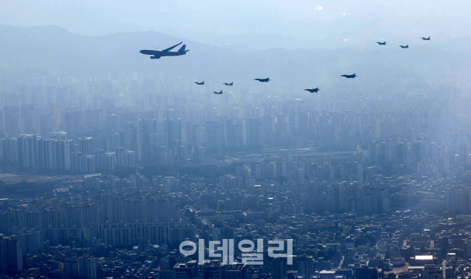 도심위에 나타난 KC-330 공중급유기                                                                                                                                                                 