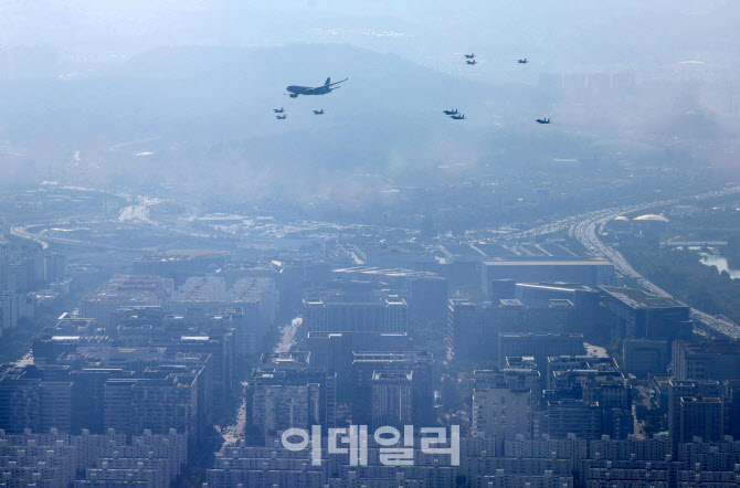 저고도 비행하는 KC-330 공중급유기                                                                                                                                                                 