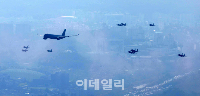 서울상공 비행하는 KC-330 공중급유기                                                                                                                                                               
