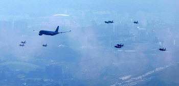 서울상공 비행하는 KC-330 공중급유기