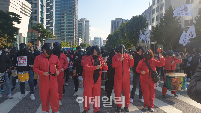 민주노총 집회에 등장한 ‘오징어게임’ 수트                                                                                                                                                        