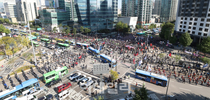 민주노총 기습 시위로 인해 도심은 교통 마비                                                                                                                                                        