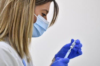 미 FDA, 모더나·얀센 부스터샷 승인…교차접종 허용